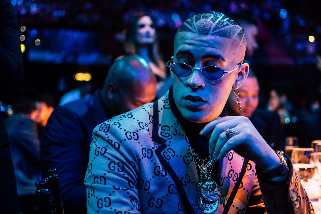 Una pose desinteresada de Bad Bunny con la mirada caída, el brazo apoyado y el gesto de la mano de despreocupación. Esa puede que haya sido una de las instantáneas de la ceremonia de Premio Lo Nuestro 2018. El reggaetonero no descuidó ningún detalle en su vestuario.
