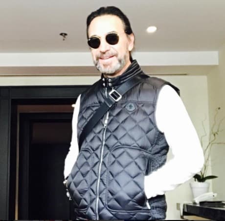 Además de las chamarras, a Marco le encantan los chalecos y su colección de esta prenda cada vez va en aumento.