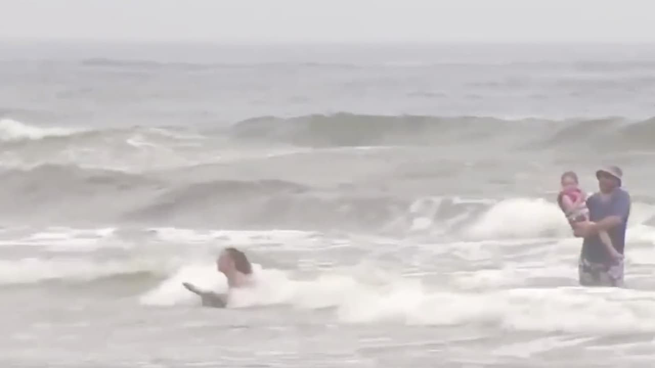 El padre estaba inconsciente. Los servicios de emergencia llegaron al lugar de los hechos, prestaron los primeros auxilios al hombre y fue trasladado a un hospital donde más tarde fue declarado muerto.