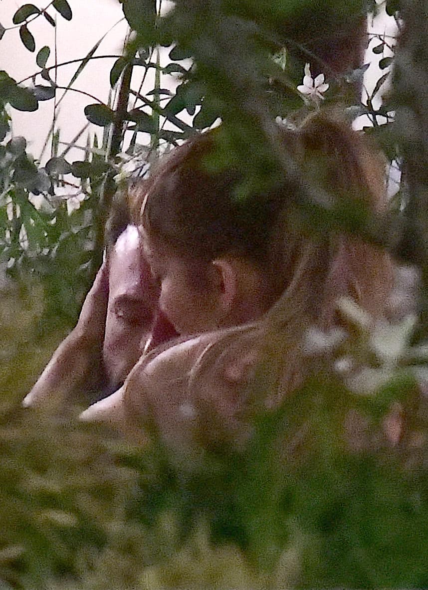 Le dio un abrazo y puso una de sus manos en el rostro de su marido. 
<br>