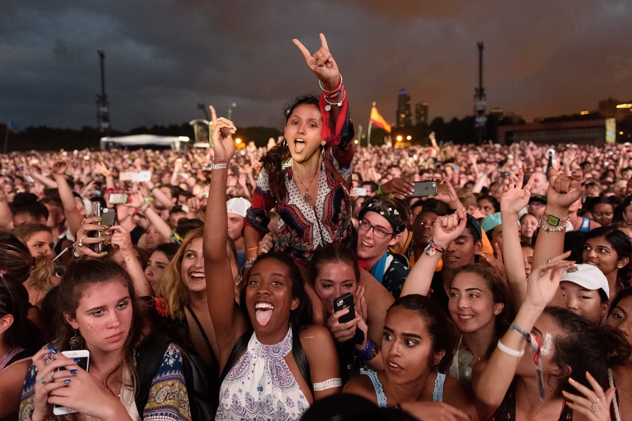 Ambiente del tercer día de conciertos de Lollapalooza 2016. Mira fotos de las actuaciones de Red Hot Chili Peppers y muchas estrellas más. Además del ambiente en el Grant Park.