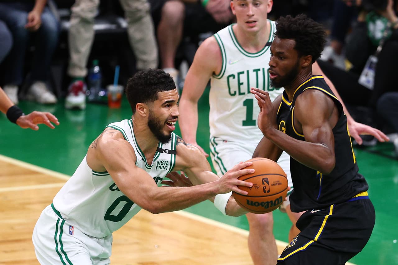 Con 43 puntos de un titánico Stephen Curry, los Golden State Warriors vencieron el viernes 107-97 en la cancha de los Boston Celtics y empataron 2-2 en las Finales de la NBA.