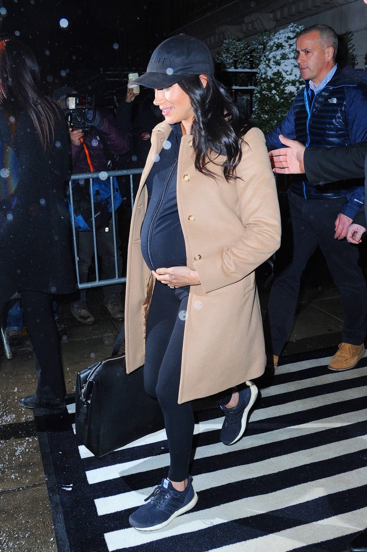 De acuerdo con 
<b><a href="https://people.com/royals/meghan-markle-surprised-longtime-makeup-artist-during-nyc-trip/">People</a></b>, la última vez que 
<b><a href="https://www.univision.com/famosos/paso-en-tv-y-twitter-la-ingeniosa-broma-de-la-serie-suits-sobre-como-le-va-a-rachel-es-decir-a-meghan-markle-fotos" target="_blank">la retirada actriz de la serie 'Suits'</a> </b>estuvo en Nueva York fue para su 
<b><a href="https://www.univision.com/famosos/asi-fue-el-baby-shower-de-meghan-markle-preparado-por-sus-amigos-en-nueva-york-fotos">'baby shower' en febrero de 2019</a></b>. En esa ocasión estuvo acompañada de varios amigos, como Serena Williams y Daniel Martin.