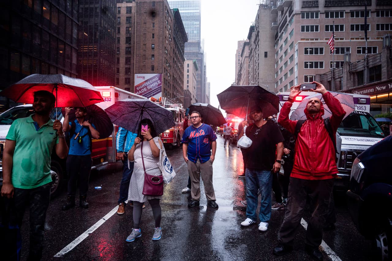 Un helicóptero se estrelló este lunes al aterrizar en el techo de un rascacielos en Manhattan.