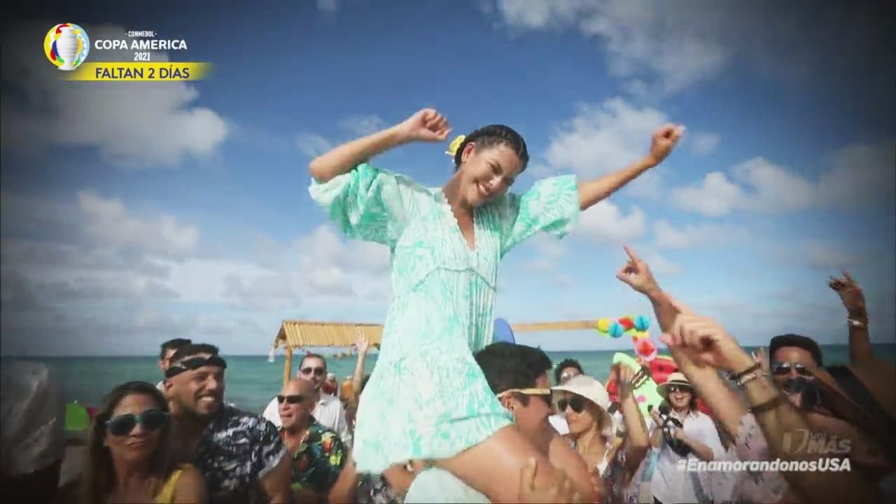 Para celebarla, Rafa la cargó sobre sus hombros y ella se movió al ritmo de los aplausos y gritos.