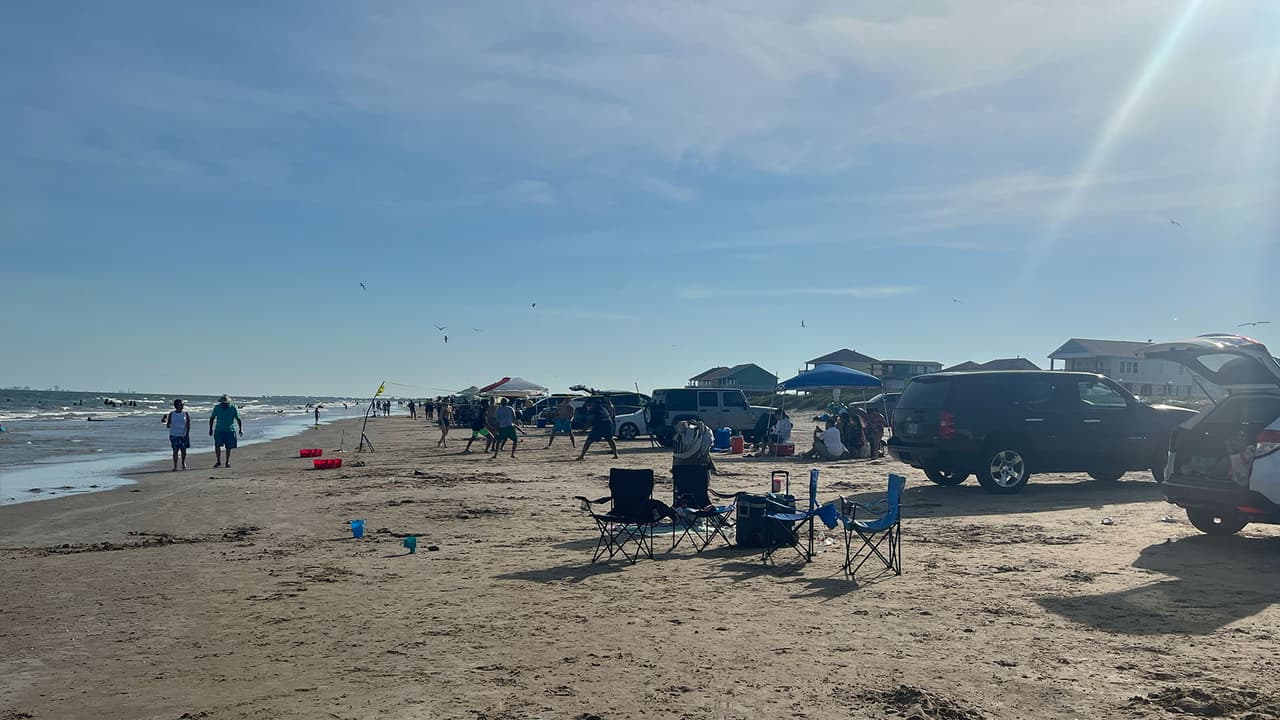 Crystal Beach es una extensa playa en donde los visitantes pueden llegar a pocos pies de la orilla con sus vehículos.