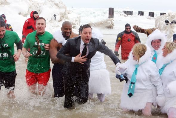 ¡Lo hizo!Mira lo congelado que quedó el comediante Jimmy Fallon luego de aceptar el reto que le hizo el alcalde de Chicago Rahm Emanuel de lanzarse a las congeladas aguas del Lago Chicago durante el Polar Plunge 2014 y con un temperatura de 2 grados