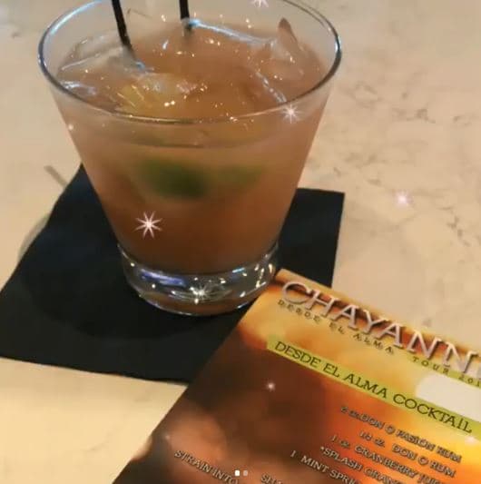 Por otro lado, el cantante Chayanne compartió en Instagram la receta de su bebida favorita que tituló con el nombre de 'Desde el alma'.