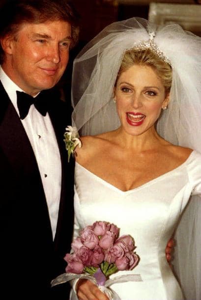 DONALD TRUMP Y MARLA MAPLES- El segundo matrimonio de Trump también causó revuelo por su sintuosidad. En este enlace realizado el 20 de diciembre de 1993 hubo de todo, incluído un pastel de seis pies.