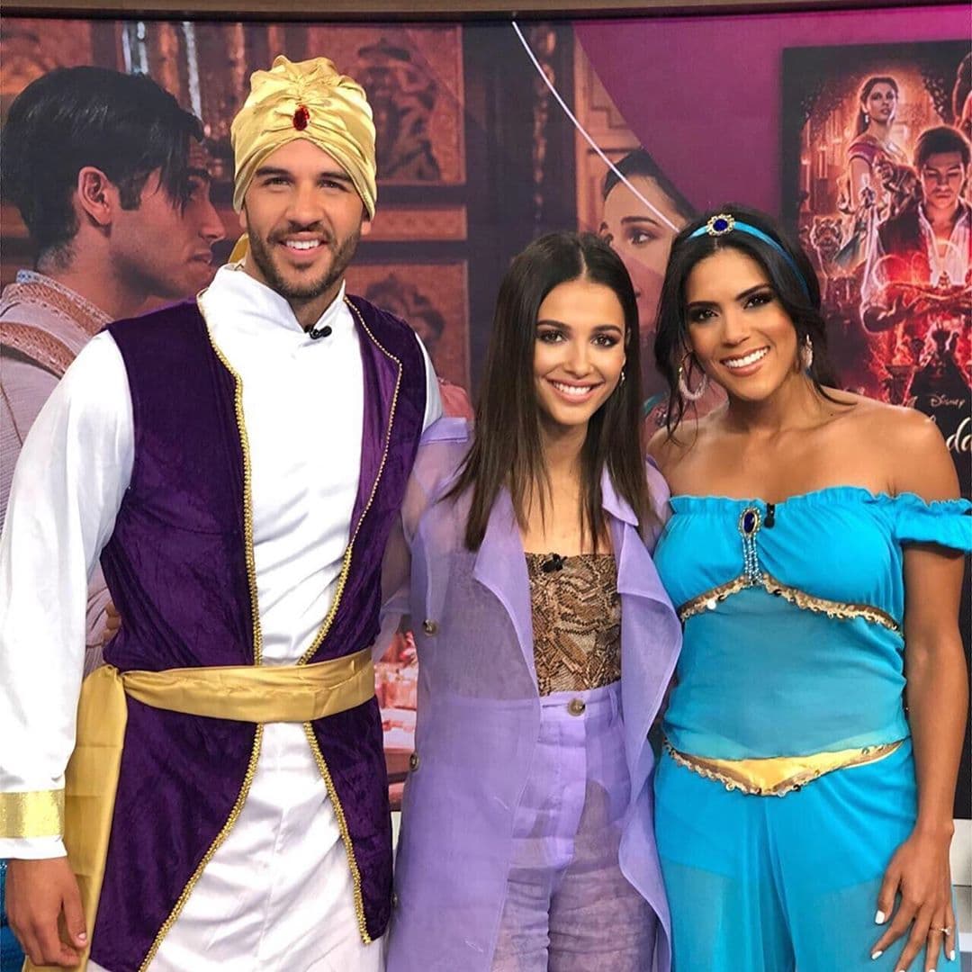 Naomi Scott se sorprendió al pisar el estudio ambientado con escenas de 'Aladdin' y ver a las mini Jasmine, así como a Yisus y Francisca también con el vestuario de los personajes.