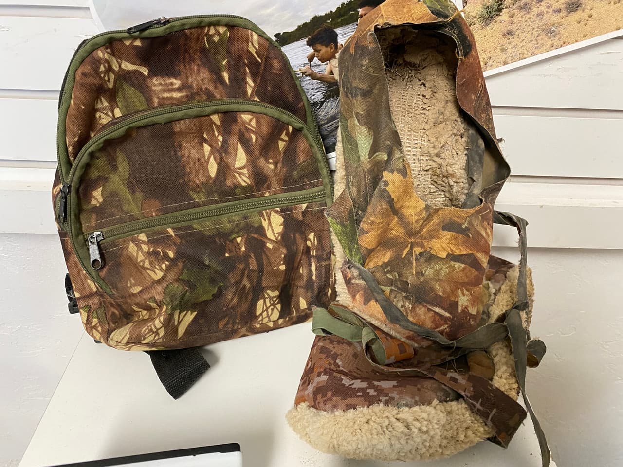 Los migrantes cruzan con ropa, mochila y zapatos camuflados para no dejar huellas, la parte de abajo es alfombra.