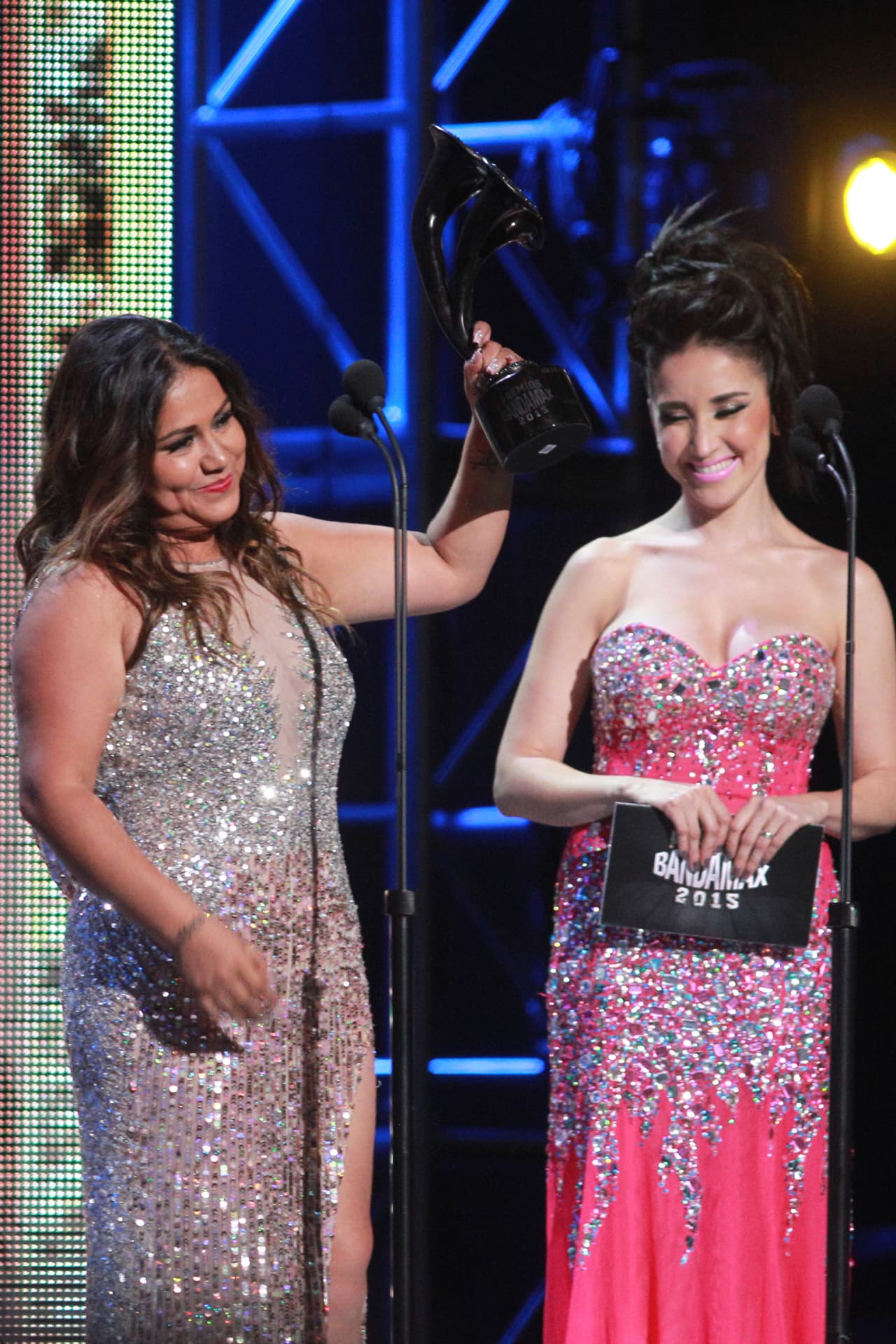 Pero las bellezas no podían quedar fuera, la cantante Luz María alzó por todo lo alto su premio a Solista Femenina del Año.