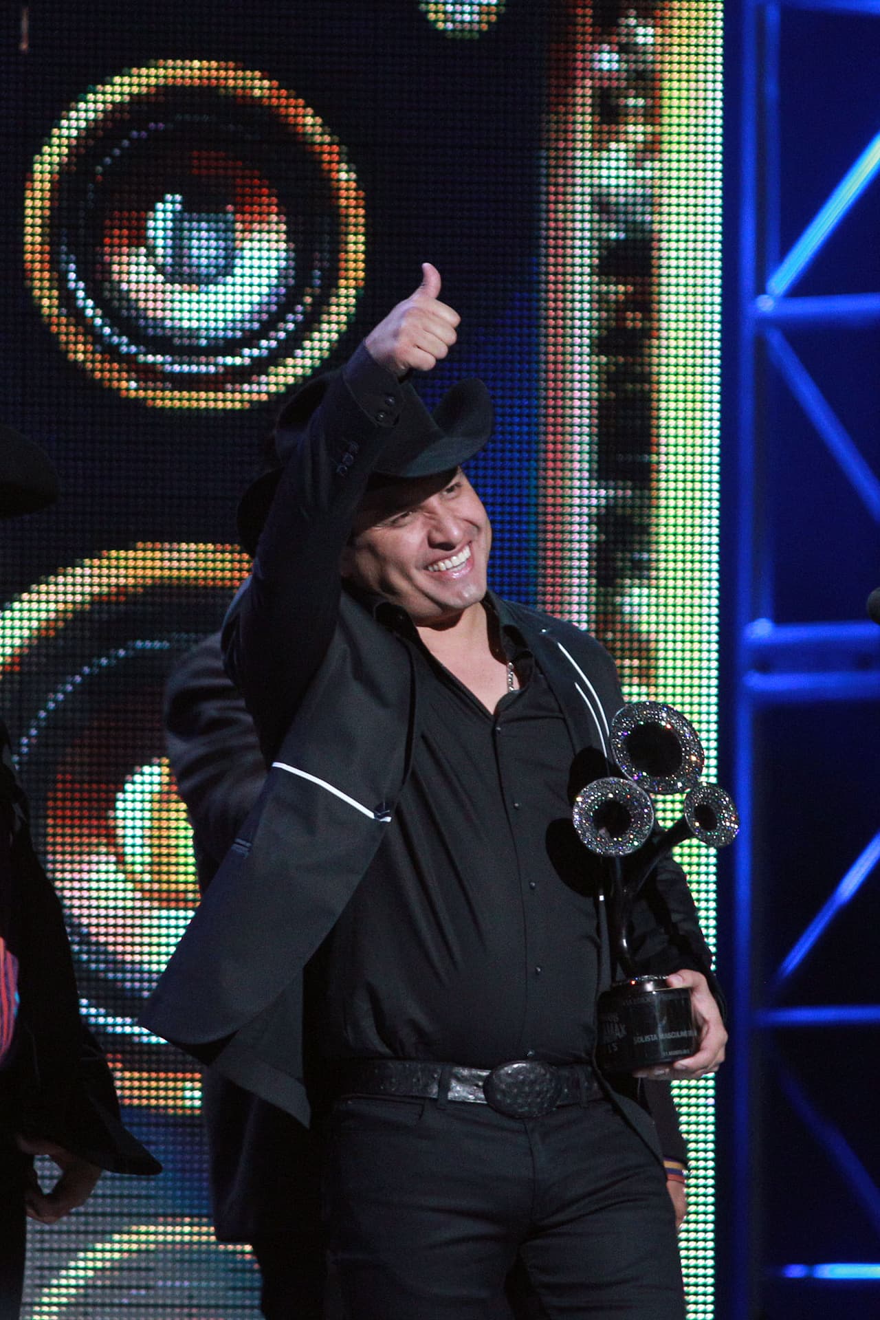 Julión Álvarez se lució en la explosiva fiesta grupera de los Premios Bandamax 2015, pues fue uno de los más ganadores.