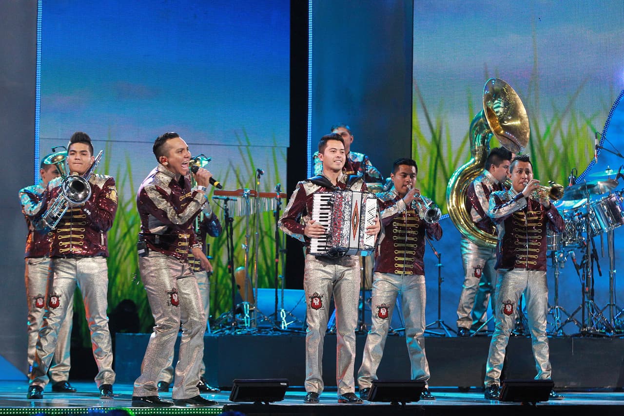 La Trakalosa también se lució sobre el escenario y puso a todos los asistentes de pie.