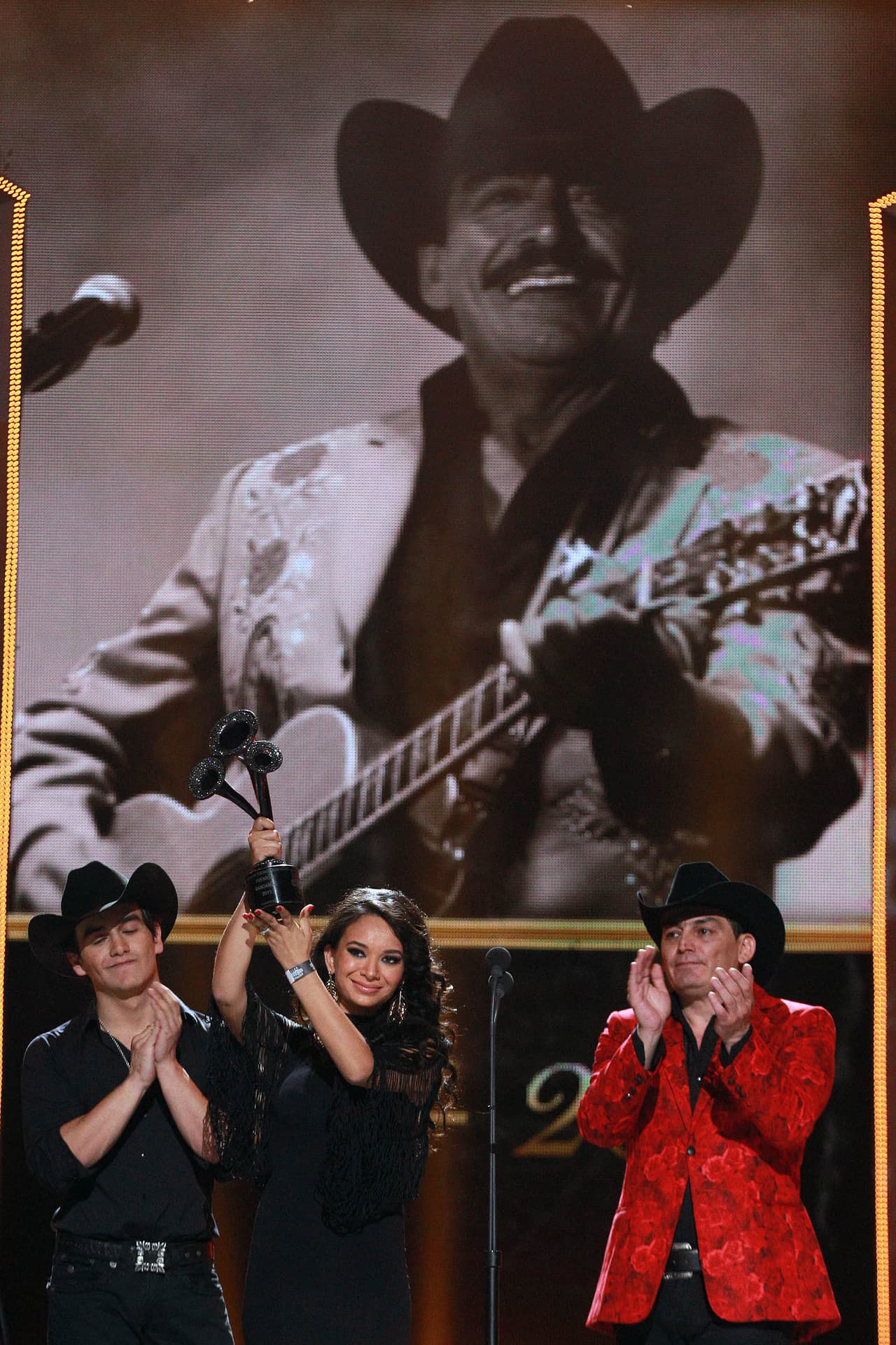 Pero uno de los momentos más emotivos de la noche llegó cuando se le otorgó a Joan Sebastian el premio Poeta del Pueblo. Sus hijos José Manuel y Julián lo recibieron con orgullo.