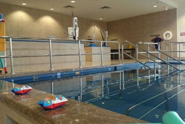 En la piscina, los niños que asisten al CRIT USA reciben hidroterapia en áreas especializadas y específicas a sus necesidades. Está diseñado para los niños y usa el agua de distintas maneras. 