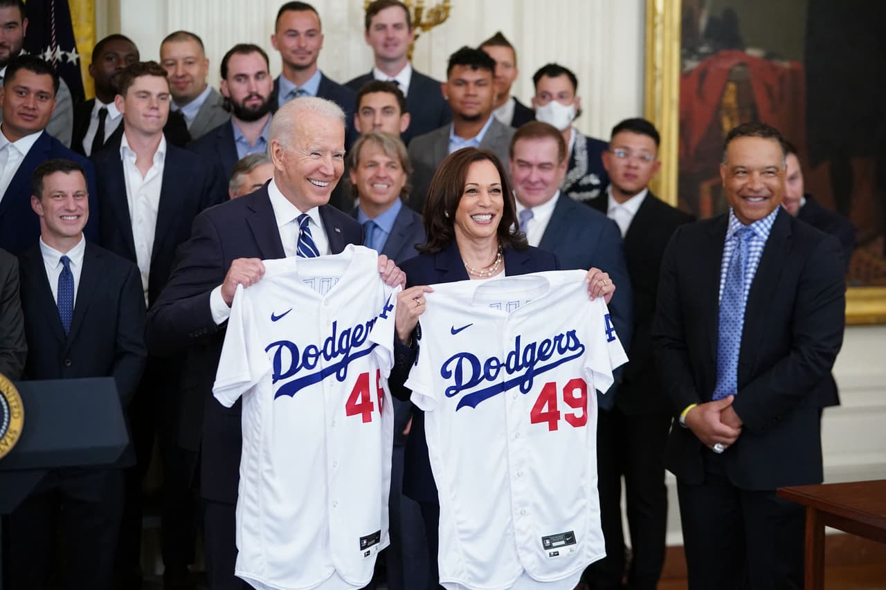 El presidente Joe Biden y la vicepresidenta Kamala Harris sostienen las camisetas de los Dodgers de Los Ángeles durante una ceremonia en el Salón Este de la Casa Blanca en Washington DC, el 2 de julio de 2021.