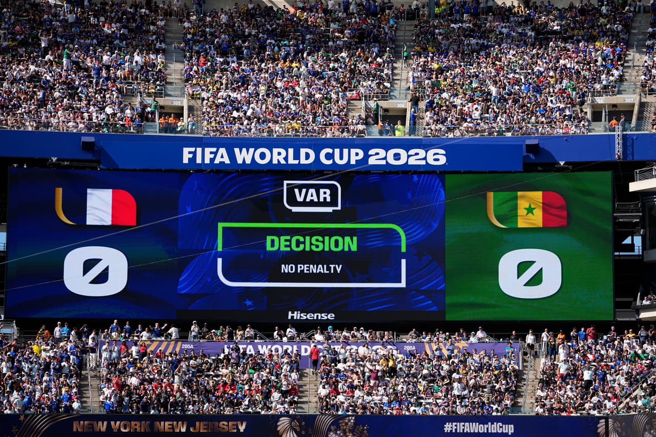 La pantalla muestra una decisión del VAR durante el partido de fútbol del Grupo I de la Copa del Mundo entre Francia y Senegal en East Rutherford, Nueva Jersey.