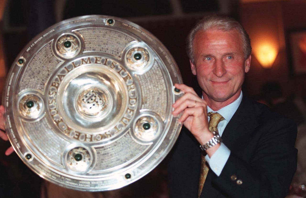 <b>GIOVANNI TRAPATTONI</b>
<br>Dicen por ahí que este entrenador italiano es profundamente supersticioso y cuando estaba al frente de la selección Italiana, entre el 2000 y el 2004, solía llevar agua bendita a todos los partidos, que casualmente le enviaba su hermana, quien es monja. ¡Bendiciones!