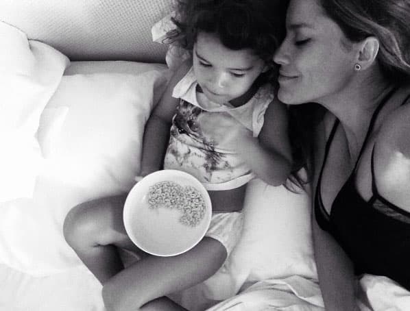 <b><a href="http://www.univision.com/temas/lola-ponce">Lola</a></b> se derrite de ternura por sus pequeñitas, sólo basta con ver las imágenes que publica en sus redes sociales.