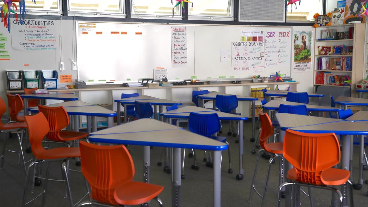 Gobernador Gary Herbert aprueba plan para reabrir las escuelas de Utah el próximo otoño