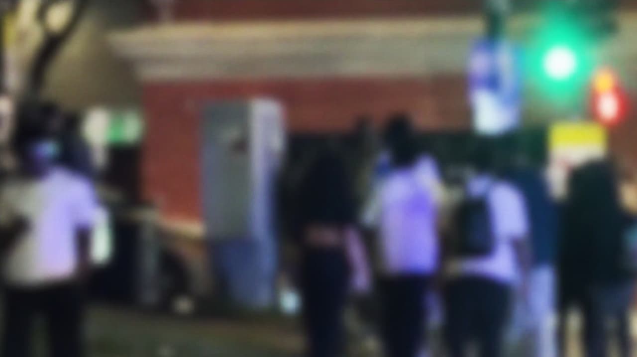 "Es una forma de controlar a jóvenes negros y latinos", protestan contra toque de queda en DC