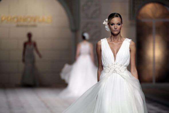 Unos diseñadores optaron por diseños tipo 'Belle Epoque' como este vestido además de su bonito escote en 'V' profundo.