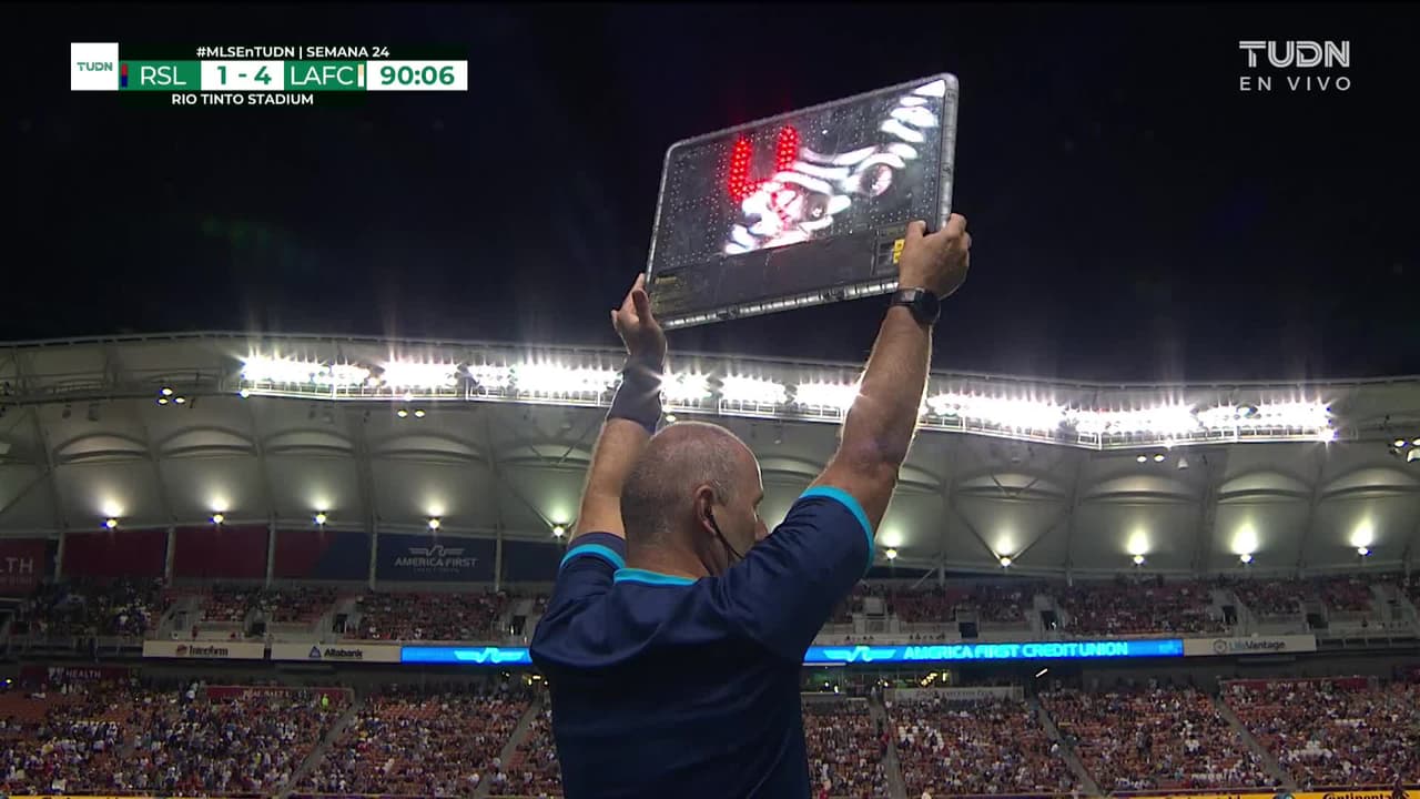 ¡CERCA! Andrew Brody disparó que se estrella en el poste.