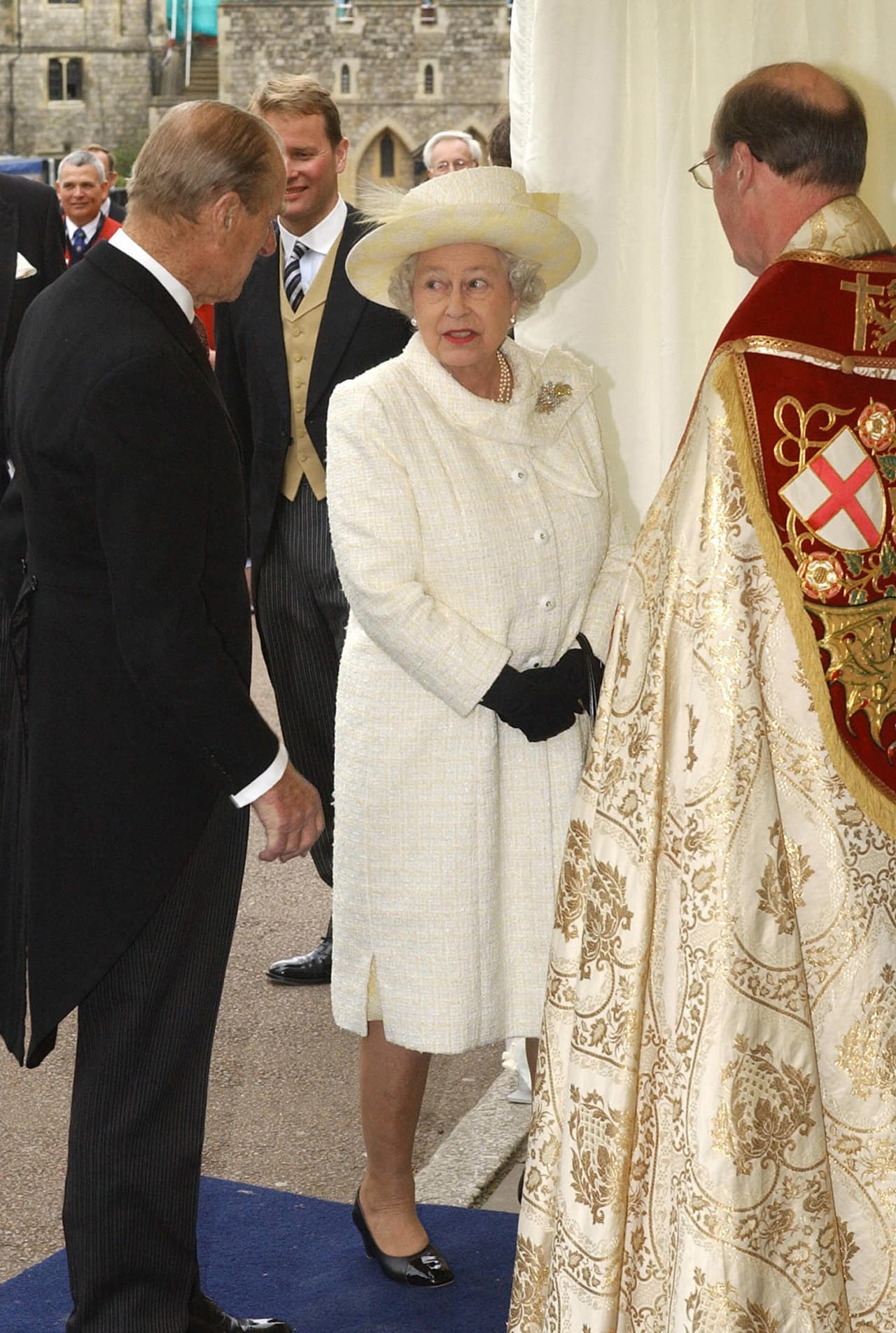 Pero al Camila no pertenecer a la religión anglicana, la reina Isabel II no apoyó la relación.