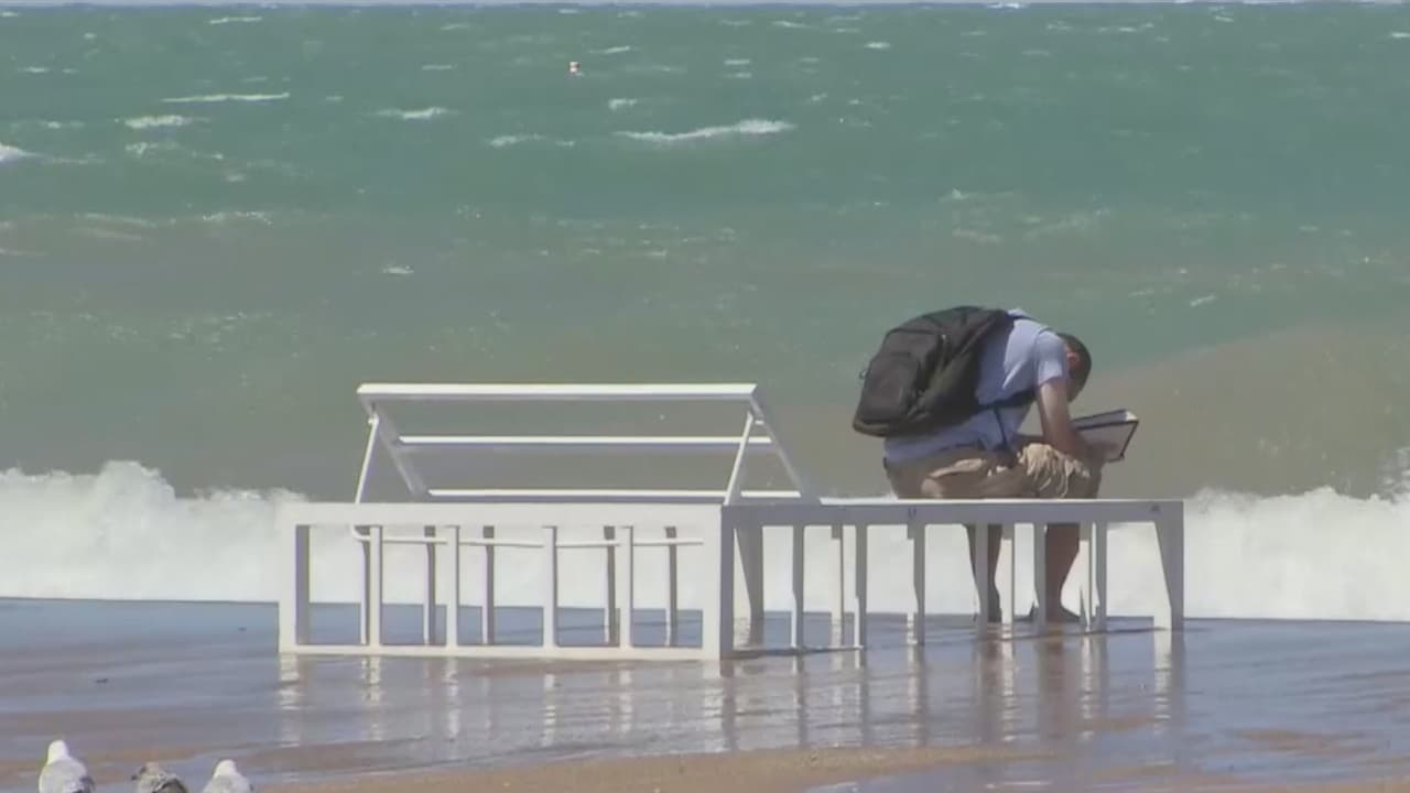 Las autoridades dan recomendaciones para evitar tragedias por el fuerte oleaje en el Lago Michigan