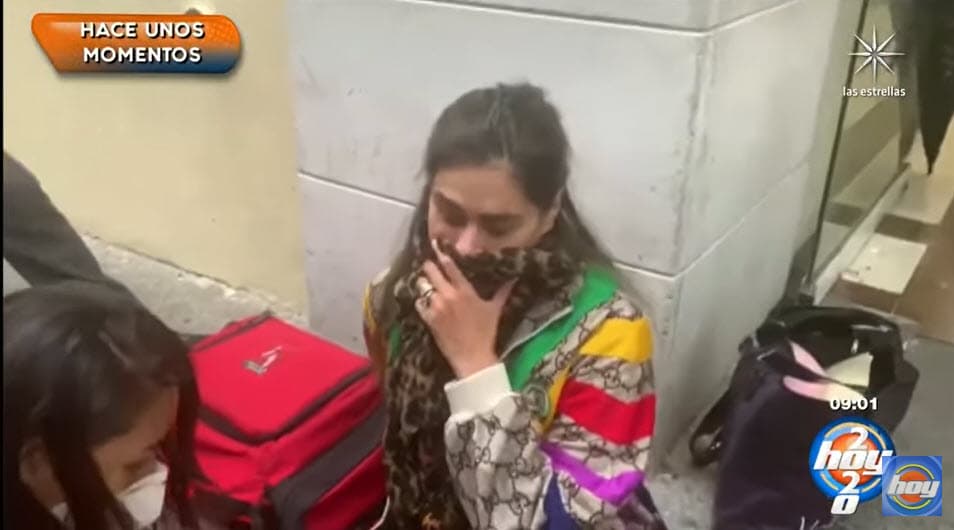 "Está lloviendo, el piso (mojado) y por no caer con el coxis, no sé cómo caí y todo se fue a la rodilla", narró.
<br>