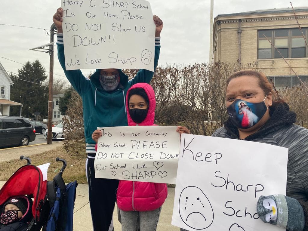 El anuncio del Distrito Escolar de Camden comprende el cierre de cuatro escuelas. "Tendrán que empezar una rutina nueva, maestros, estudiantes y no encuentro justo que tengan que ser sometidos a eso, aquí el trato es excelente. Mis nietos están tristes", expresó Wanda, una de las manifestantes a Emily Cordero.