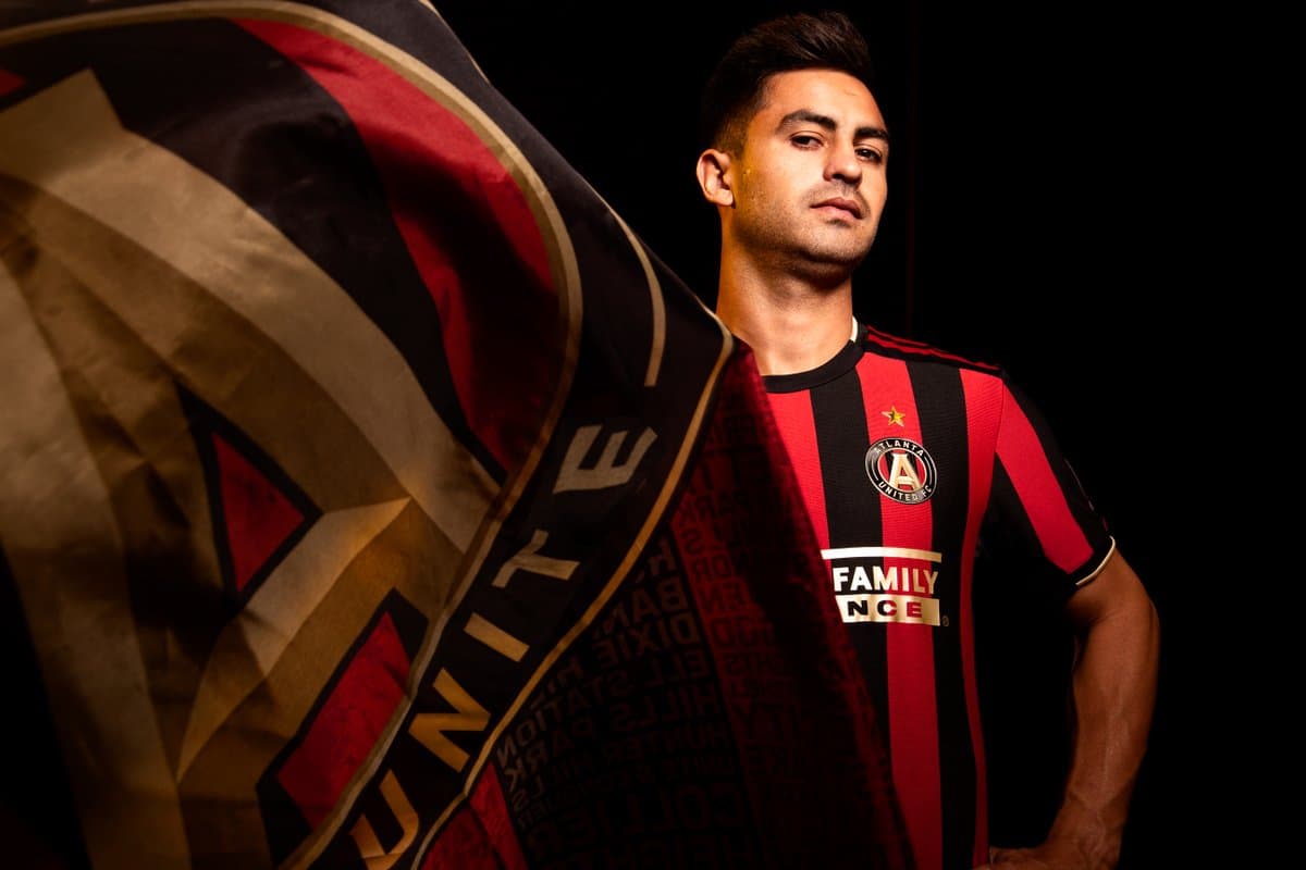 'Pity' Martínez fue uno de los encargados de presentar la nueva camiseta principal de Atlanta United. (Atlanta United FC)