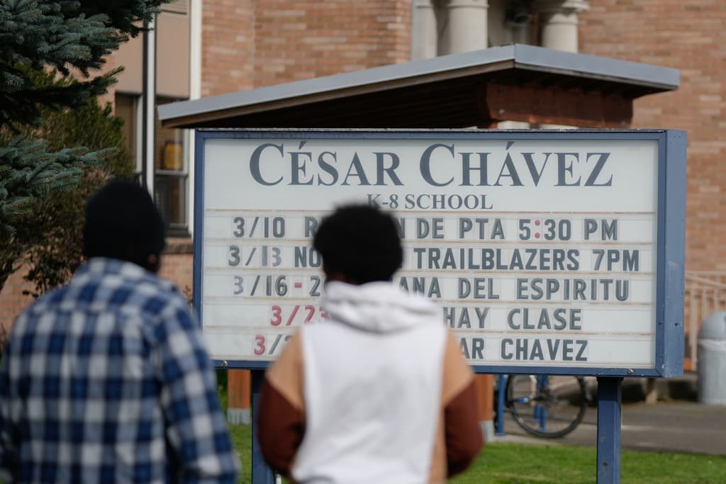 El miércoles 18 de marzo de 2026 se ve un letrero de la escuela César Chávez en Portland, Oregón.