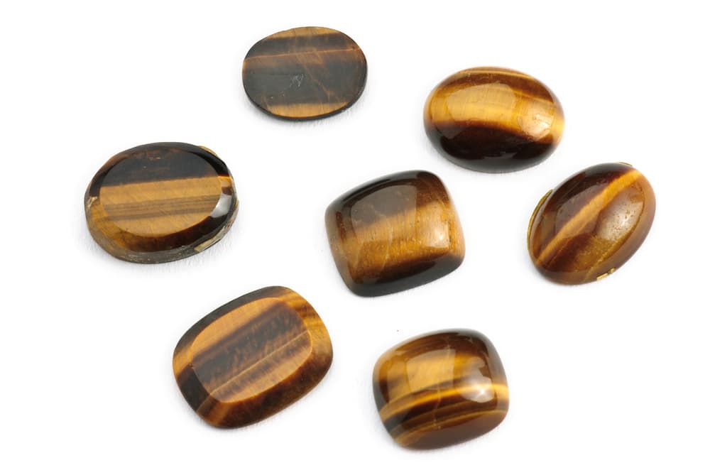 En general el ojo de tigre es una piedra liberadora tanto de mente como de lazos afectivos. Esto quiere decir, sabe cuándo una persona no es buena para nosotros, y nos brinda el poder de sacar esa conclusión a través de sus poderes y vibra. Si hay algo que no nos favorece, busca que lo eliminemos.