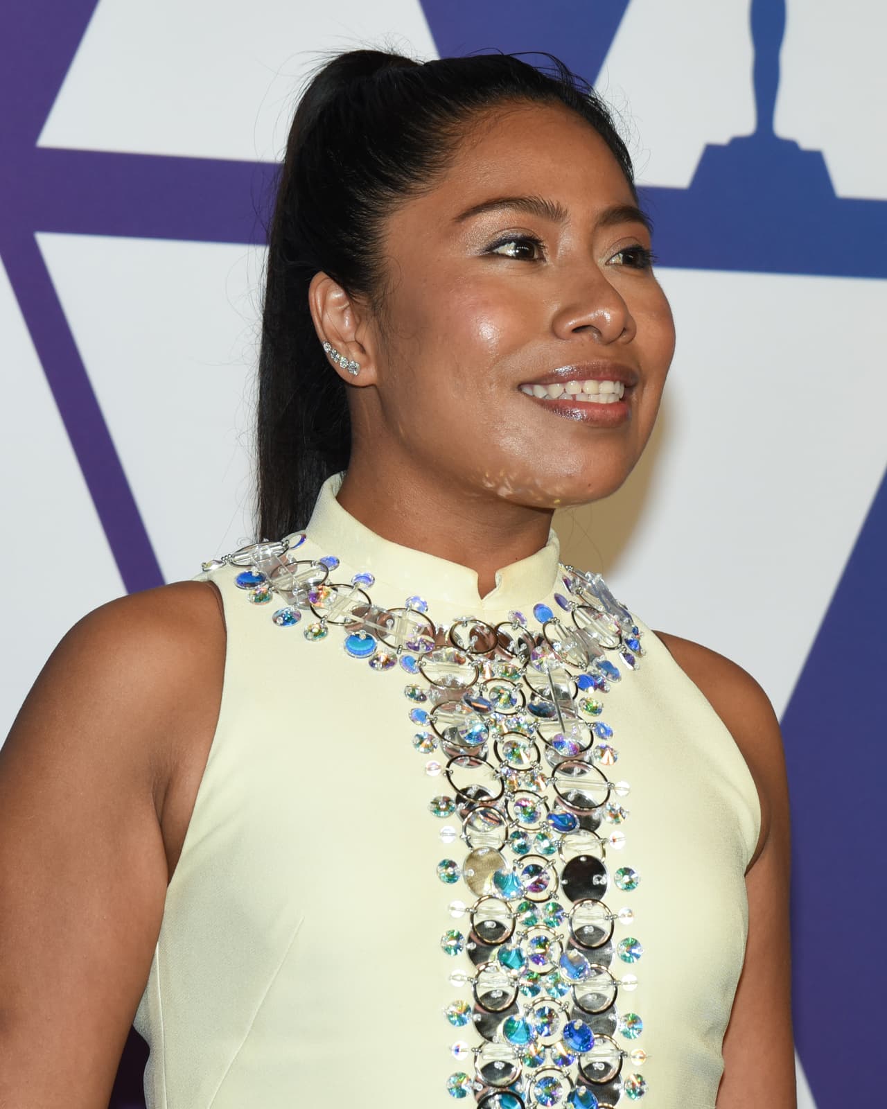 El vestido estaba bordado alrededor del cuello y en el frente. Yalitza completó con un maquillaje discreto, el pelo recogido en una coleta alta y aretes pequeños.
