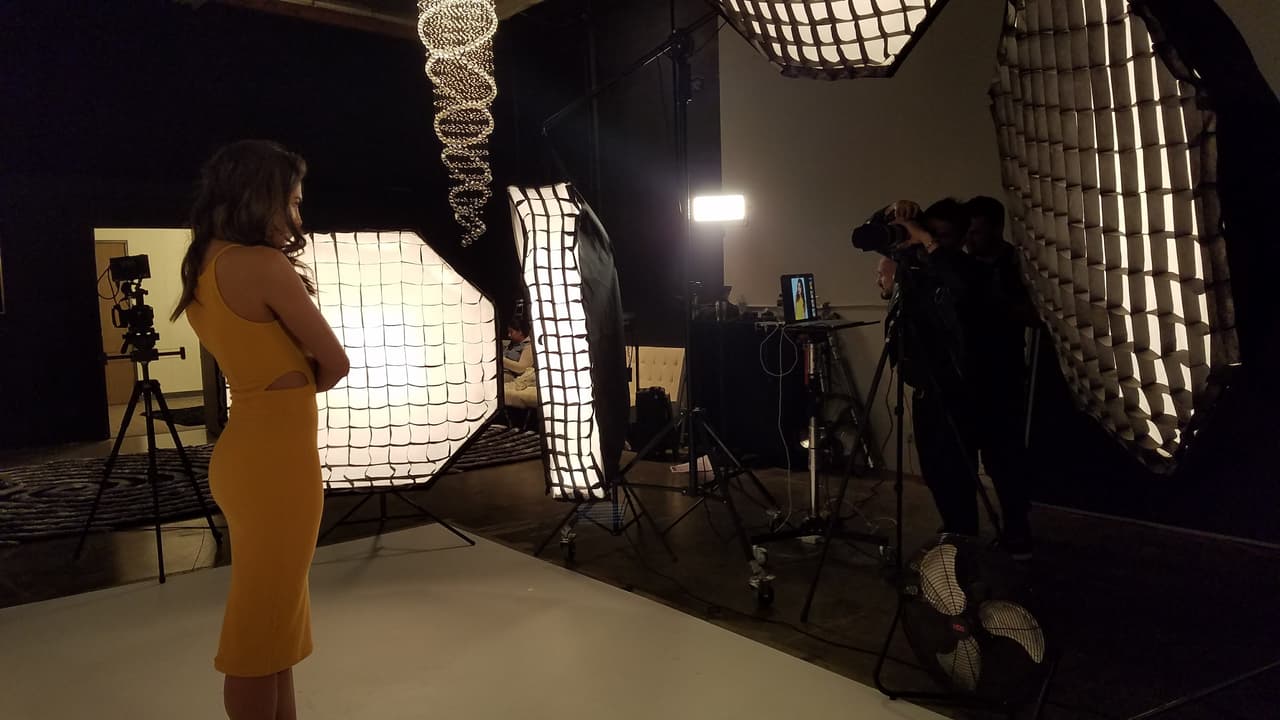 <b><a href="http://www.univision.com/shows/la-reina-de-la-cancion/las-mejores-fotos-de-los-looks-de-alejandra-espinoza-en-la-reina-de-la-cancion-fotos" target="_blank">Alejandra </a></b>llegó con 
<b><a href="http://www.univision.com/shows/la-reina-de-la-cancion/lo-sentimos-alejandra-matteo-y-su-papi-son-dos-gotas-de-agua-fotos" target="_blank">Matteo</a></b> a su primera sesión de fotos desde que vive en Los Ángeles y busca abrirse camino en la actuación. Desde lo natural hasta lo glamoroso, Alejandra jugó con varios estilos para abarcar todo tipo de personajes y llamar la atención de los productores. 
<b><a href="http://www.univision.com/shows/la-reina-de-la-cancion/capitulo-4-alejandra-la-de-tijuana-en-la-los-americanos-la-prefieren-al-natural-para-ellos-mas-es-menos-video" target="_blank">MIRA EL VIDEO</a></b>.