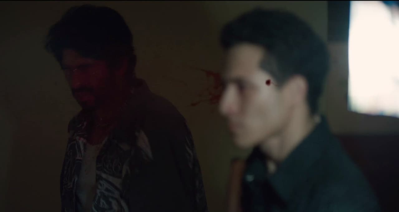 Justo en el momento en que los sicarios contemplan la escena, una bala es disparada desde el exterior de la casa, impactando la cabeza de uno de los hombres de ‘El Chapo’ y matándolo al instante.