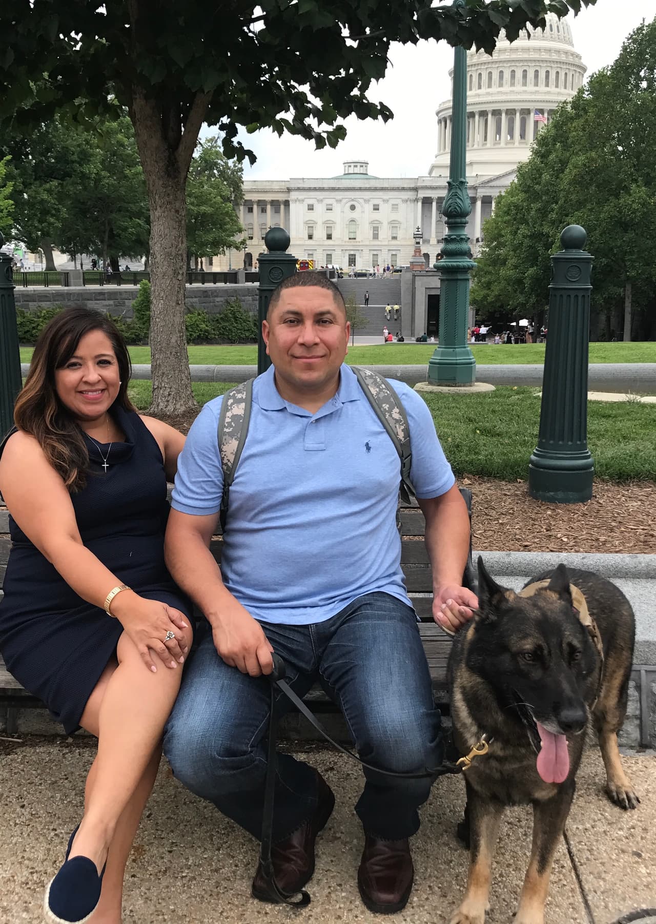 Le Roy Torres y su esposa Rosie visitando Washington DC con el perro de servicio en 2017.