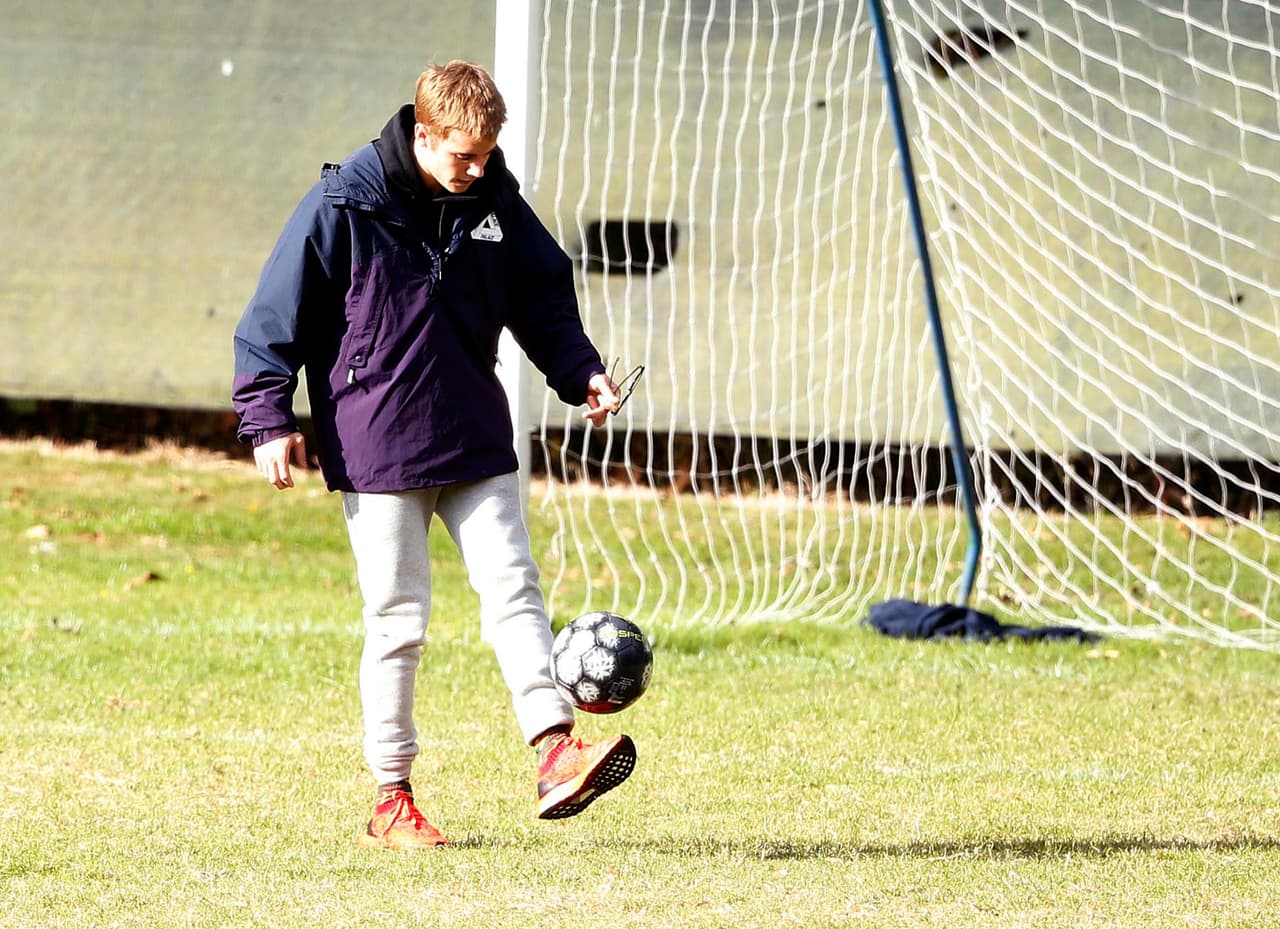 Mostró que no sólo es bueno con la patineta, también es bueno con el balón.