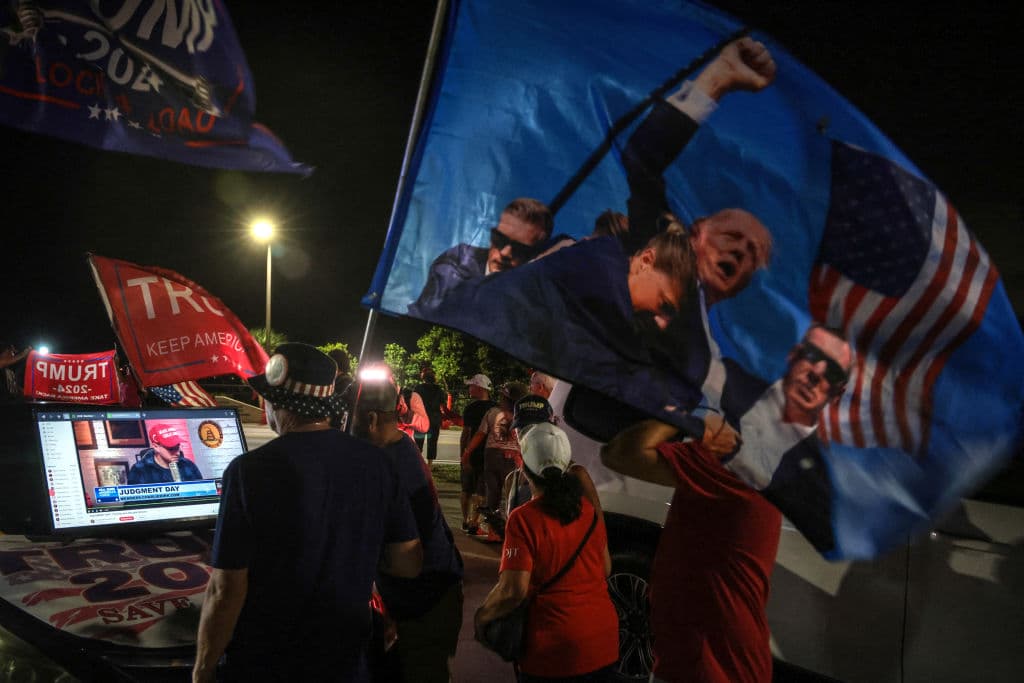Fuentes cercanas a Trump dijeron a CNN que el republicano planeaba dar un mensaje a sus seguidores en el Centro de Convenciones de Palm Beach, sin importar si existe claridad en las tendencias electorales.