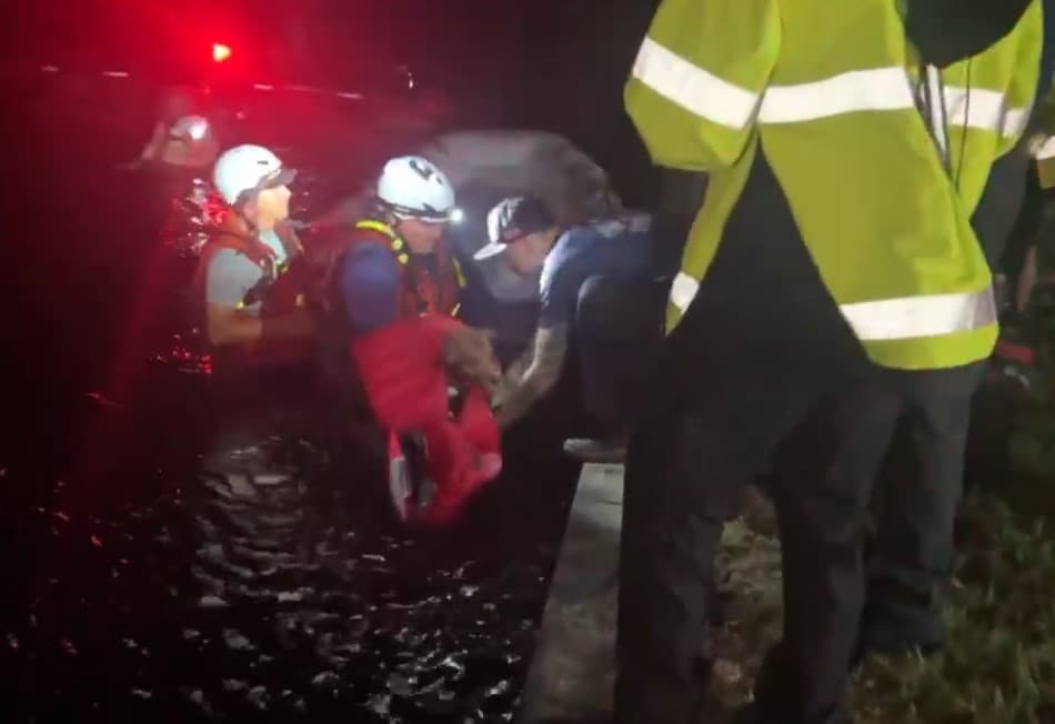 Policía y bomberos del condado se unieron para ayudar a
<b>una familia y su mascota</b>.