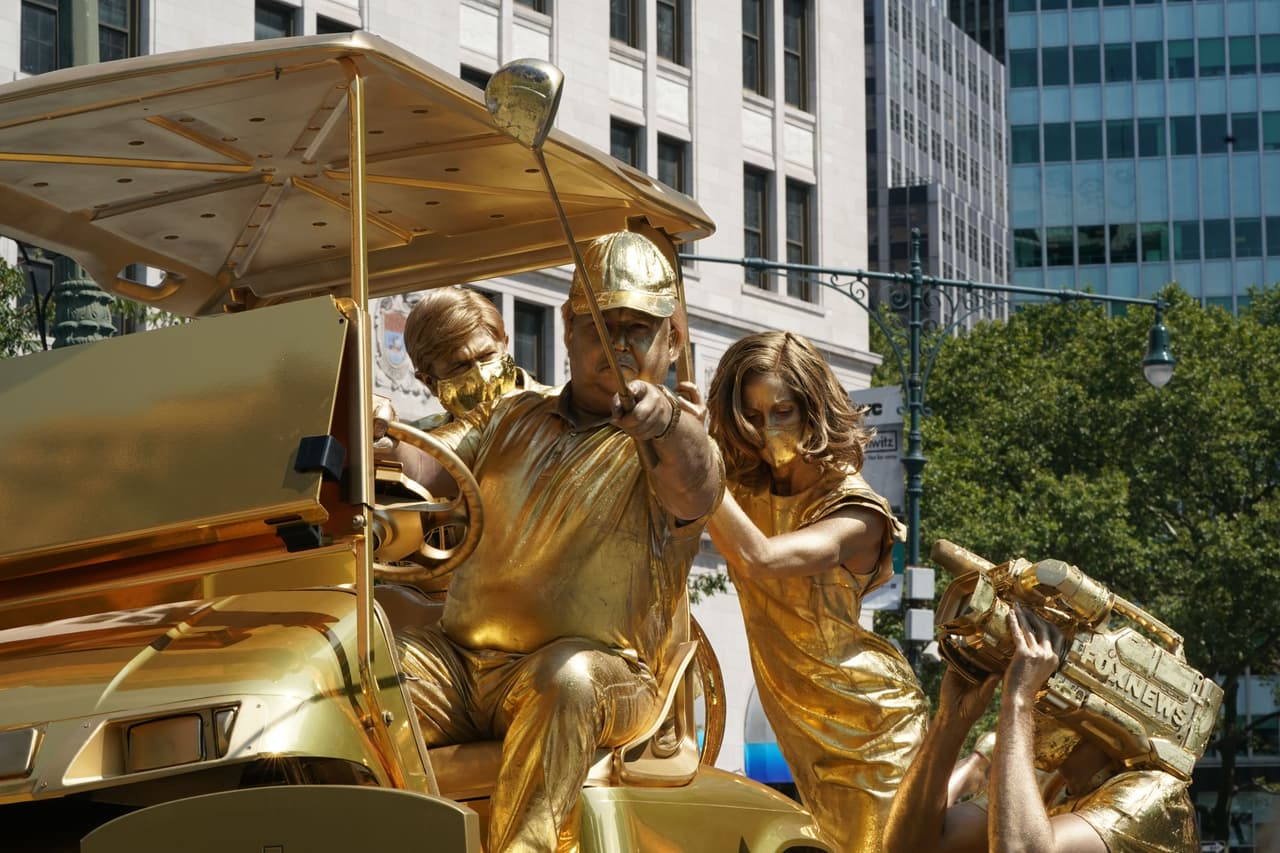 Según el grupo, buscaban encarnar "los momentos más notoriamente egoístas, narcisistas y racistas de nuestro 45º presidente."