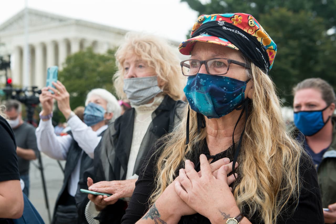 Cientos de personas asistieron a las ceremonias en honor a la jueza Ginsburg. Tras dos días de adioses públicos en el pórtico del edificio de la Corte Suprema, y un día en el edificio del Congreso, sus restos serán enterrados en el Cementerio de Arlington, junto a su esposo Martin, quien falleció en 2010.