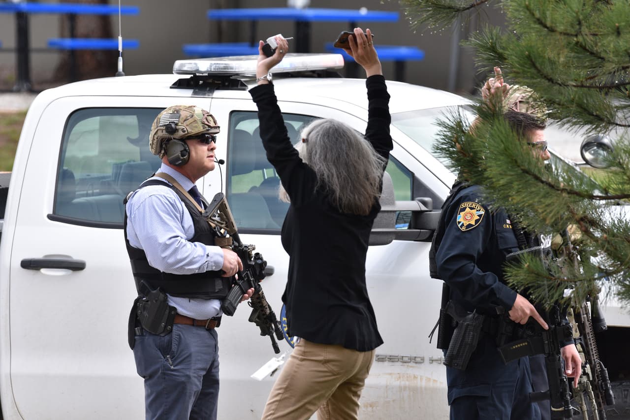 Los sospechosos entraron al centro escolar con al menos dos armas de fuego, a pesar de que no tenían en edad para poder comprarlas o poseerlas, dijo Spurlock.