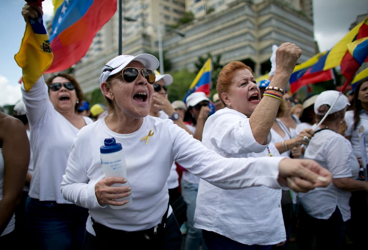 La marcha marcó el comienzo de una serie de protestas convocadas para la semana próxima por la coalición opositora, que exhortó a sus seguidores a salir a las calles para exigir "respeto a la Constitución" y que se revierta la medida que suspendió el proceso de referendo.