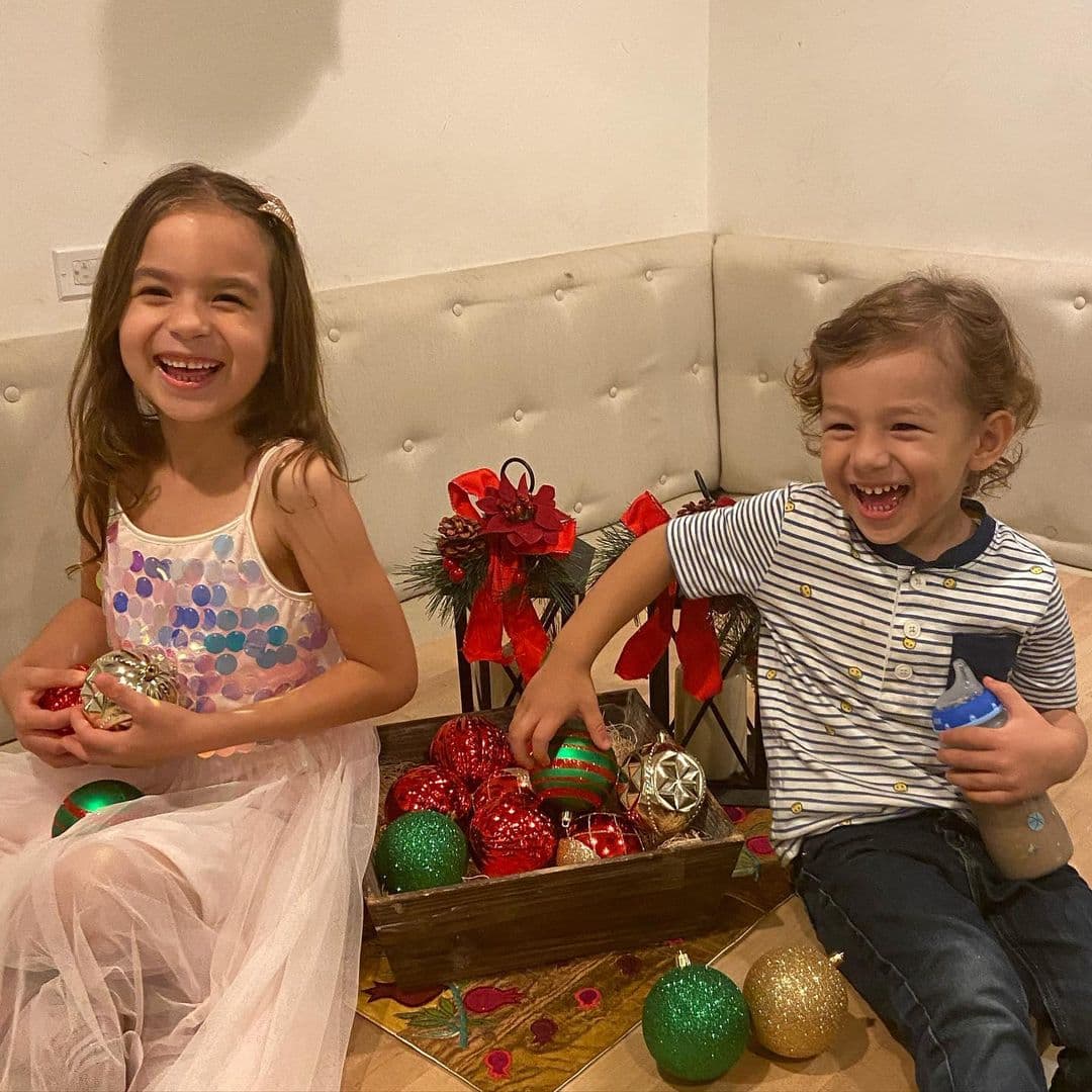 Los chiquitines Tacher posaron sin problema para la lente de su mamá, con esferas y decoración navideña en mano.