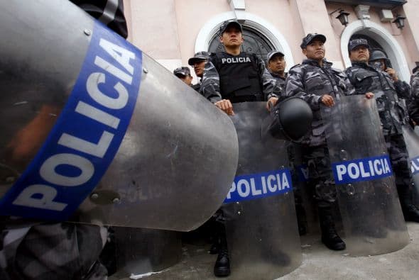 En el principal destacamento de Quito los policías lanzaban arengas exigiendo derogar la norma que eliminó disposiciones que reconocían el pago de bonificaciones, comisiones o estímulos económicos por el cumplimiento de años de servicio. "La tropa unida jamás será vencida", gritaban al unísono los agentes.
