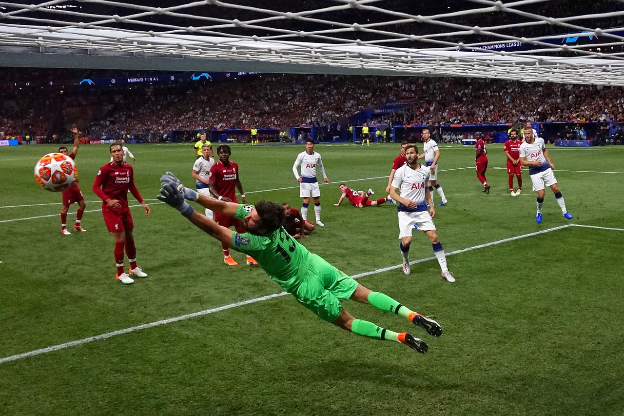 Si bien el 21 de octubre se anunciarán los nominados al Trofeo Yashin, un serio aspirante al galardón es Alisson, quien ha tenido momentos de ensueño con Liverpool además de haber ganado la Copa América 2019.