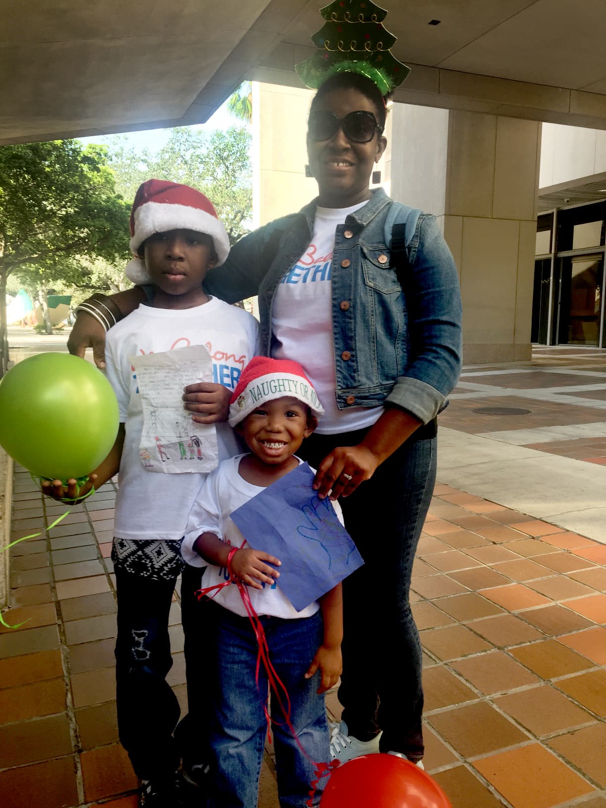 Otros que fueron a entregar su carta al alcalde fueron Denia Cayetano y sus hijos Jeremy y Mateo, una familia de origen hondureño que vive en el barrio de Wynwood (Miami).